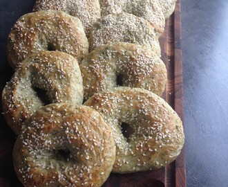 Bagels med spinat og sesamfrø