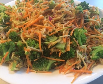 Broccolisalat med sund, spicy og cremet dressing