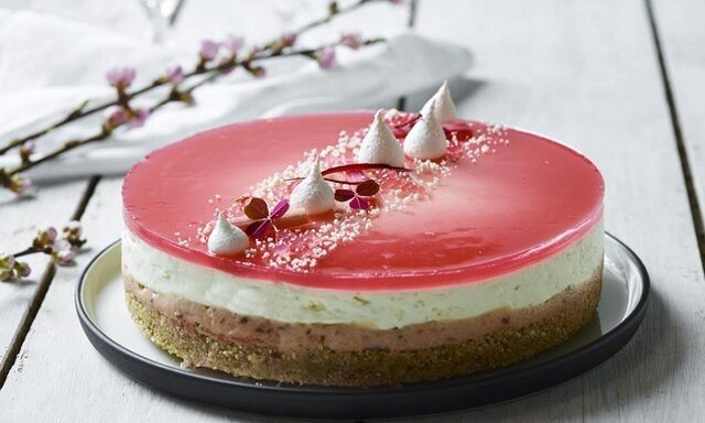 Opskrift: Rabarber-cheesecake af Liv Martine:  Karamelbund, frisk rabarber, lime og estragon