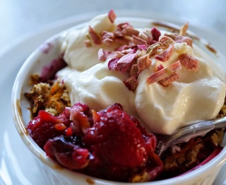 Bagte bær med gulerodsgranola og skyr:Morgenbrunch Opskrift 1