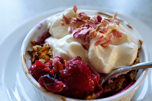 Bagte bær med gulerodsgranola og skyr:Morgenbrunch Opskrift 1