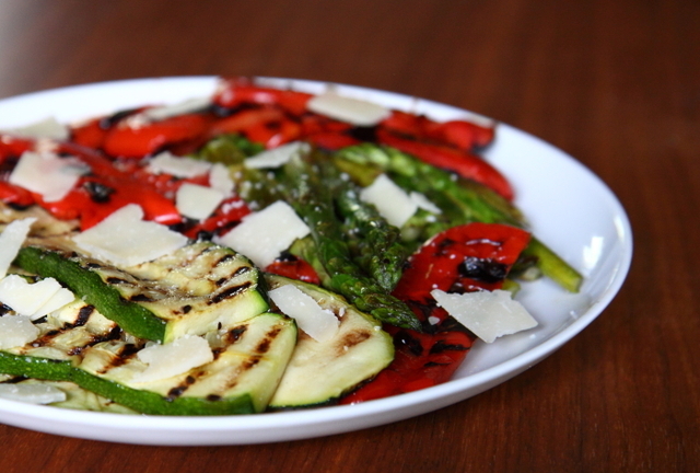Grillet salat med squash, grønne asparges og rød peber