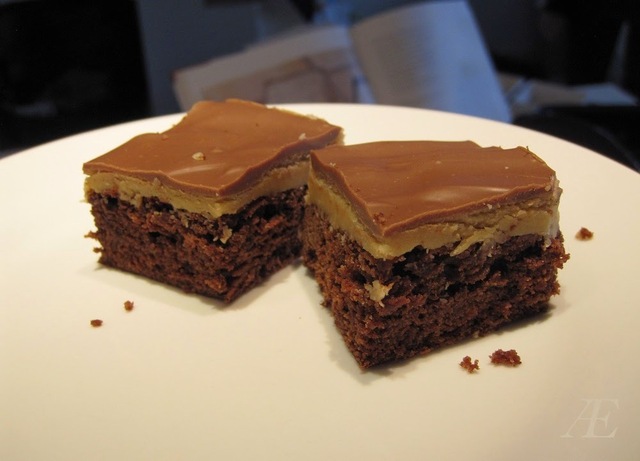 Brownie med peanutbutter topping.