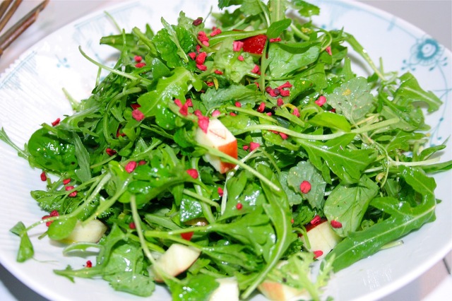 Grøn salat med æble og krydderurter