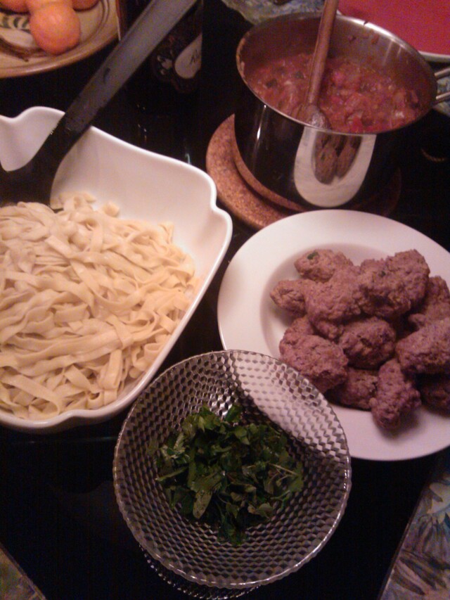 Græske kødboller, ratatouille og hjemmelavet pasta