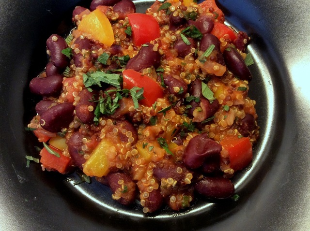 Farverig og nem hverdagsmad - quinoa med bønner, peber og tomat