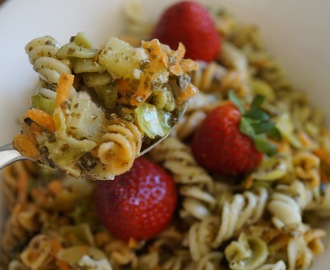 Lækker pastasalat med pesto, jordbær, ananas og parmesanost