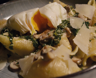 Conchiglie med svampe og grønkål i flødesauce og pocheret æg
