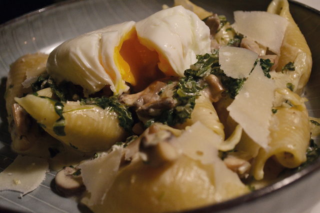 Conchiglie med svampe og grønkål i flødesauce og pocheret æg