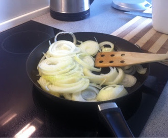 Løgtærte med tomat og feta