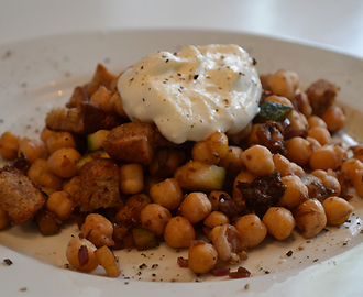 Kikærtesalat med myntedressing og fennikelbrød-croutoner