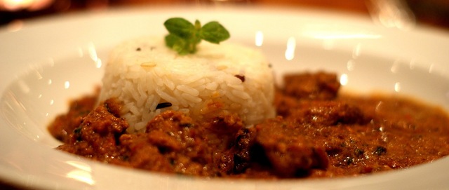 Indisk lammecurry med hjemmebagte nan og basmatiris