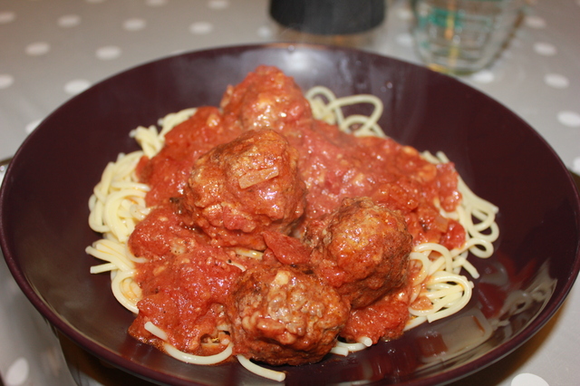 Ostefylte kjøttboller og Spagetti