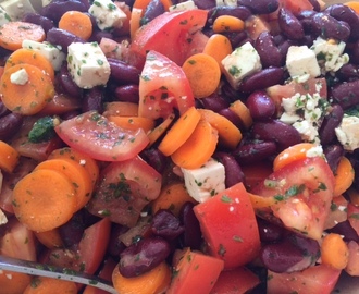 Fyldig salat med tomater og bønner