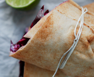 Wrap med paneret torsk, lime-rødkål og kapersmayo