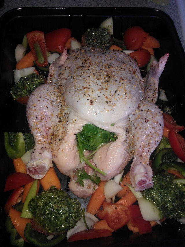 Kylling med bagt grønt og pesto .