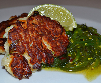 Thai-inspirerede fiskefrikadeller med tangsalat