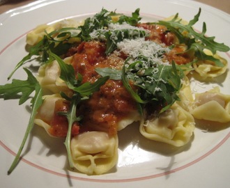 Tortellini med tomatsauce, frisk parmesan og rucola