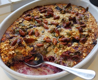 Baked oatmeal med bær, kokos og nøddeknas