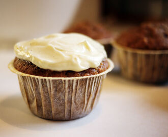 Gulerodsmuffins med flødeostglasur