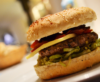 Vildsvineburger med tomatkompot, røget bacon, sauteret spidskål og kantarelmayonaise