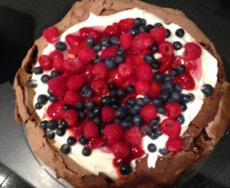 Pavlova med hvid og mørk chokolade