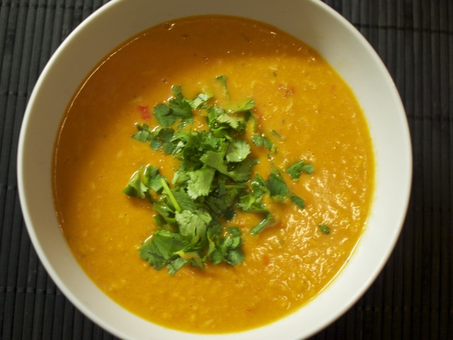 Tomatsuppe med kokos og koriander