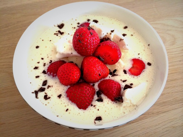 Proteinkoldskål med isis vaniljeis og friske jordbær