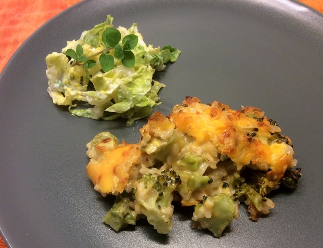 Gyldent broccolifad med ost og ris