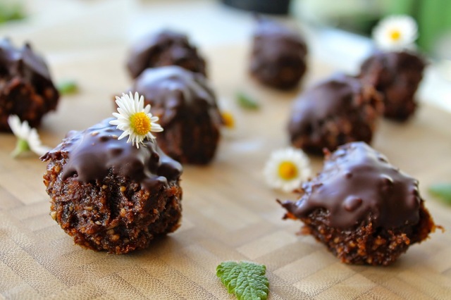 Sunde Daddelkugler med Appelsin, Peanutbutter og Mørk Chokolade