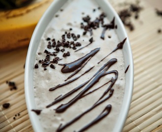 BANAN-KOKOS SOFTICE med chokoladesauce - jååååååååååååmZ - helt uden mælkeprodukter, forarbejdet hvidt sukker eller anden tilsætning ....