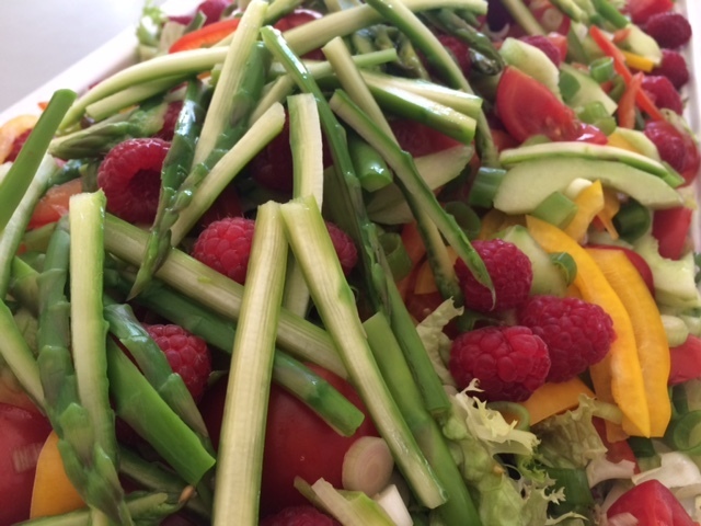Grøn salat med hindbær og grønne asparges