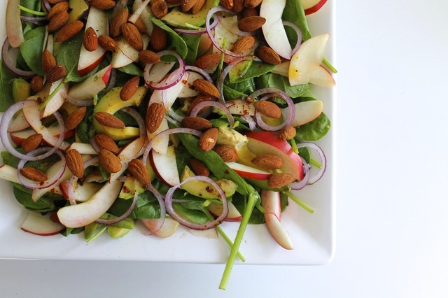 Spinatsalat med nektariner, avocado og krydderristede mandler