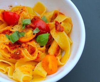 Frisk Pasta med Hjemmelavet Soltørret Tomatpesto