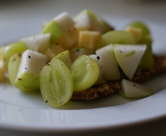 Skønt mellemmåltid: Knækbrødsbruschetta