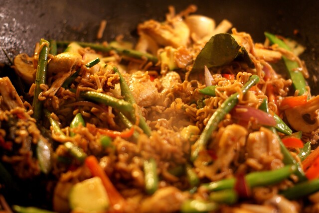 Let thaiwok med kylling og masser af grøntsager