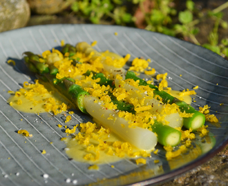 To slags asparges med revet æggeblomme