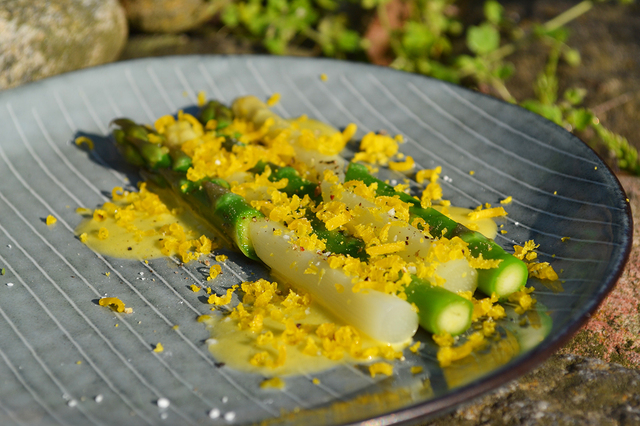 To slags asparges med revet æggeblomme