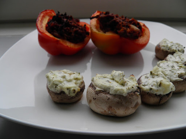 Fyldte peberfrugter med oksekød og champignon fyldt med hvidløgs flødeost