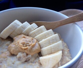 Havregrød med peanutbutter og banan