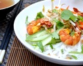 VIETNAMESISK NUDELSALAT M. GRILLEDE TIGERREJER OG SPRØDT GRØNT (BUN TOM NUONG)