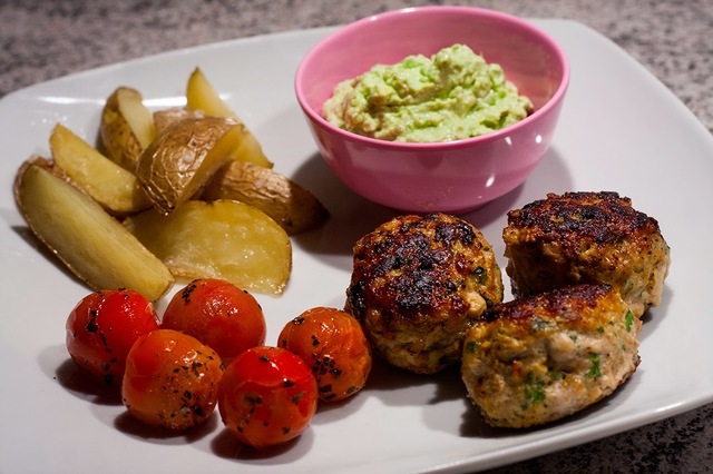 Forårs frikadeller m. guacamole og og kartofler i ovnen