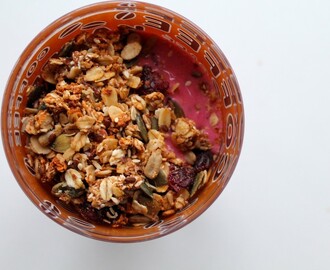 Smoothie bowl med chunky banan granola