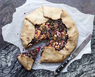 Boghvede-galette med rødbede, feta og karameliserede rødløg