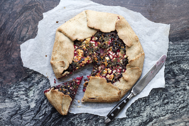 Boghvede-galette med rødbede, feta og karameliserede rødløg