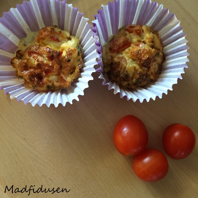 Æggemuffins med tomat og feta