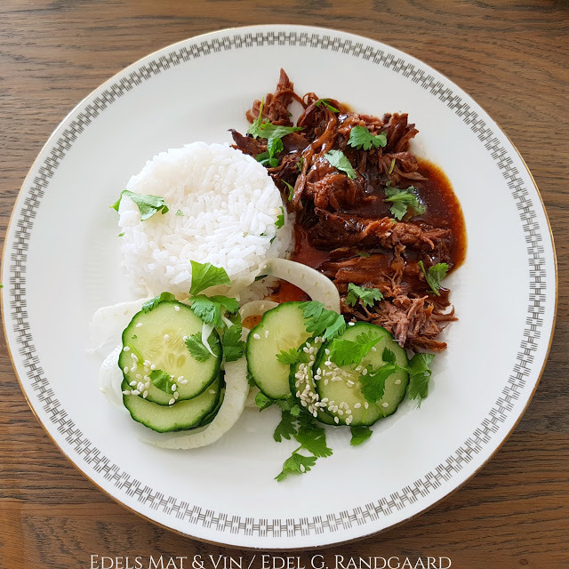 PULLED BEEF i Crok-Pot - Asian style ♫♪ Servert med jasminris og syrlig agurksalat med fennikel !