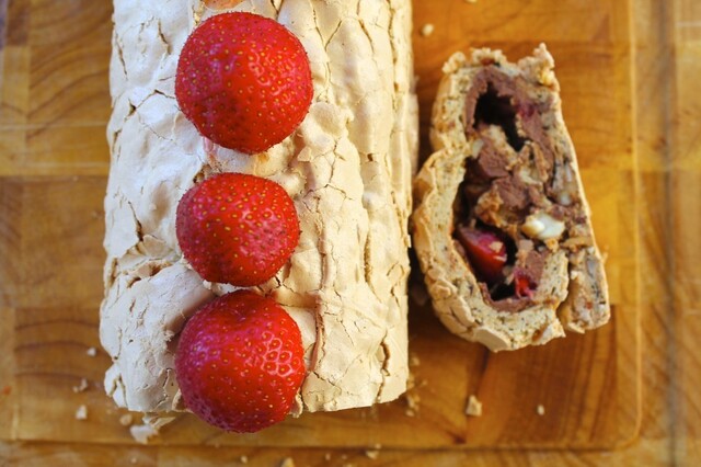 Sprød lakridsmarengsroulade med chokoladeganache og jordbær