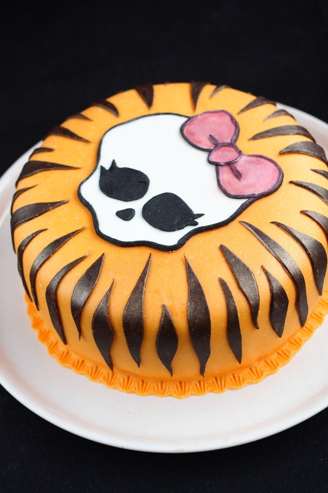 Monster High kakku raikkaalla sitruuna-mansikkamoussella