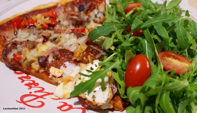 Chorizo-pekonipizza ja rucola-miniluumutomaattisalaatti - Chorizo-peekonipizza ja rucola-miniploomitomatisalat